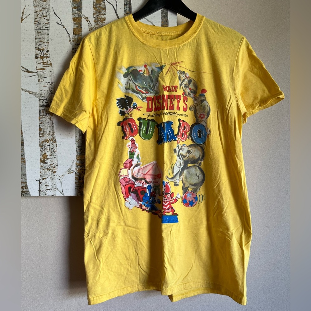 Walt Disney World Resorts Disney Parks Dumbo tshirt yellow vintage circus medium